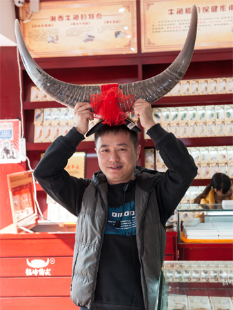客人與門(mén)店牛角合影